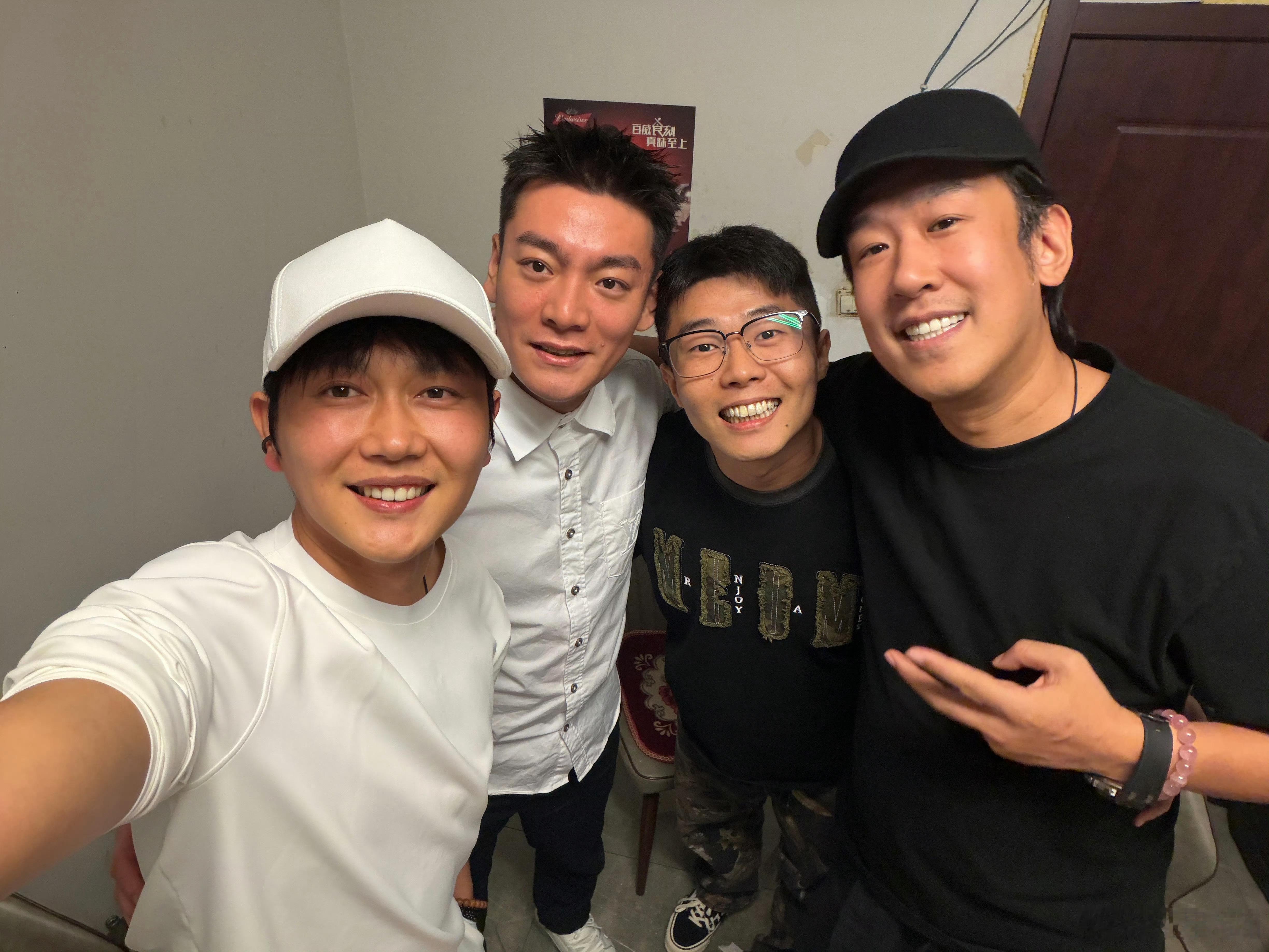 刘回孟鹤堂周九良大长脸合影。这是什么活动？还是私下聚会​​​