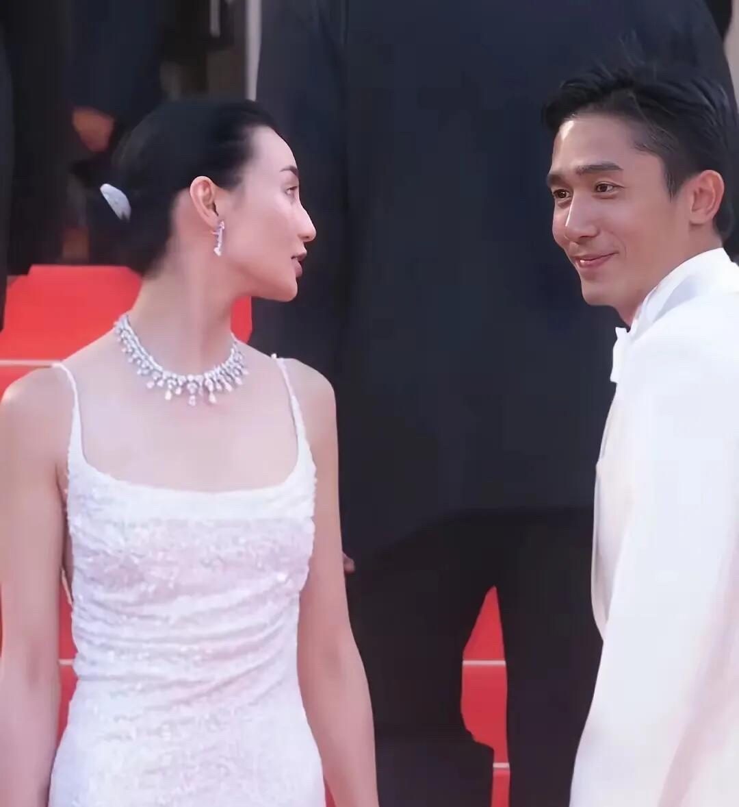 在没有美艳滤镜的时代，她就美的那么不可方物，旁边的梁朝伟也帅气，真喜欢他们那种发