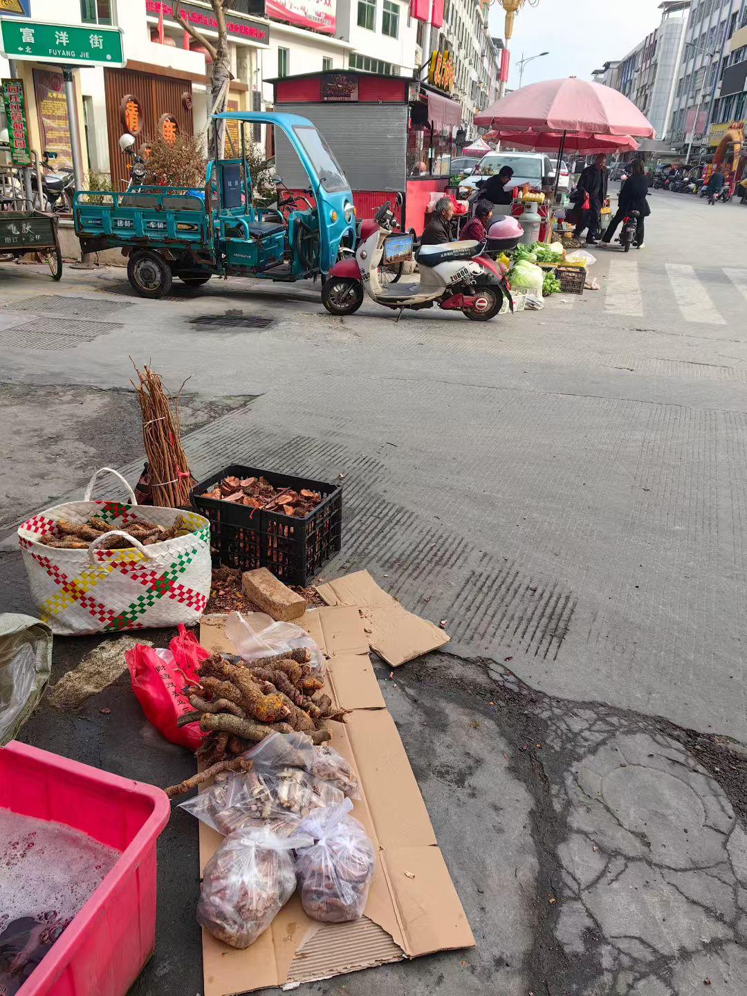 邻居有个大爷已经退休多年，退休金一个月6000元！存款大约有40万！自从老伴走了
