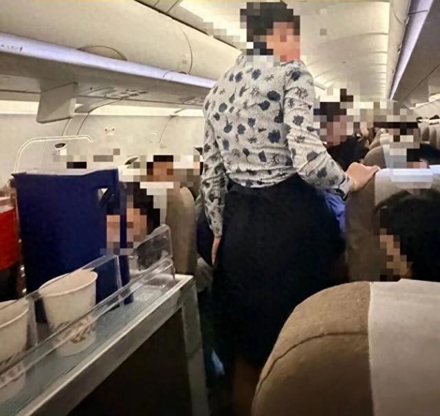 餐车蹭了一下，落地检查没伤，最后乘务员跪在了客舱走道里。这事怎么走到这一步的？