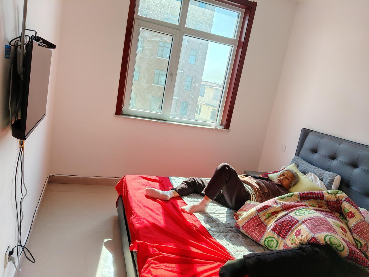 从杭州回家五天终于把新房子收拾个差不多了。给老妈的闺房也按了电视，席梦思大床垫，