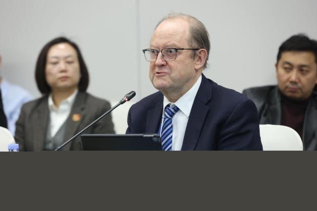 中美“必有一战”？英国专家捅破窗户纸：美国早想“核平”中国，只是怕打不赢。自从特