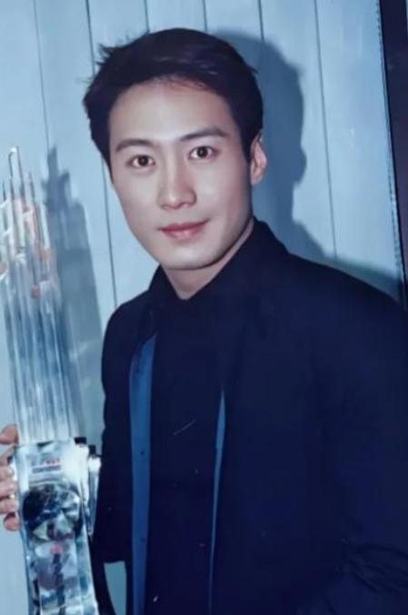 主持人问黎明："你外出吃饭，剩下的饭菜，你会打包吗？"黎明说："我跟朋