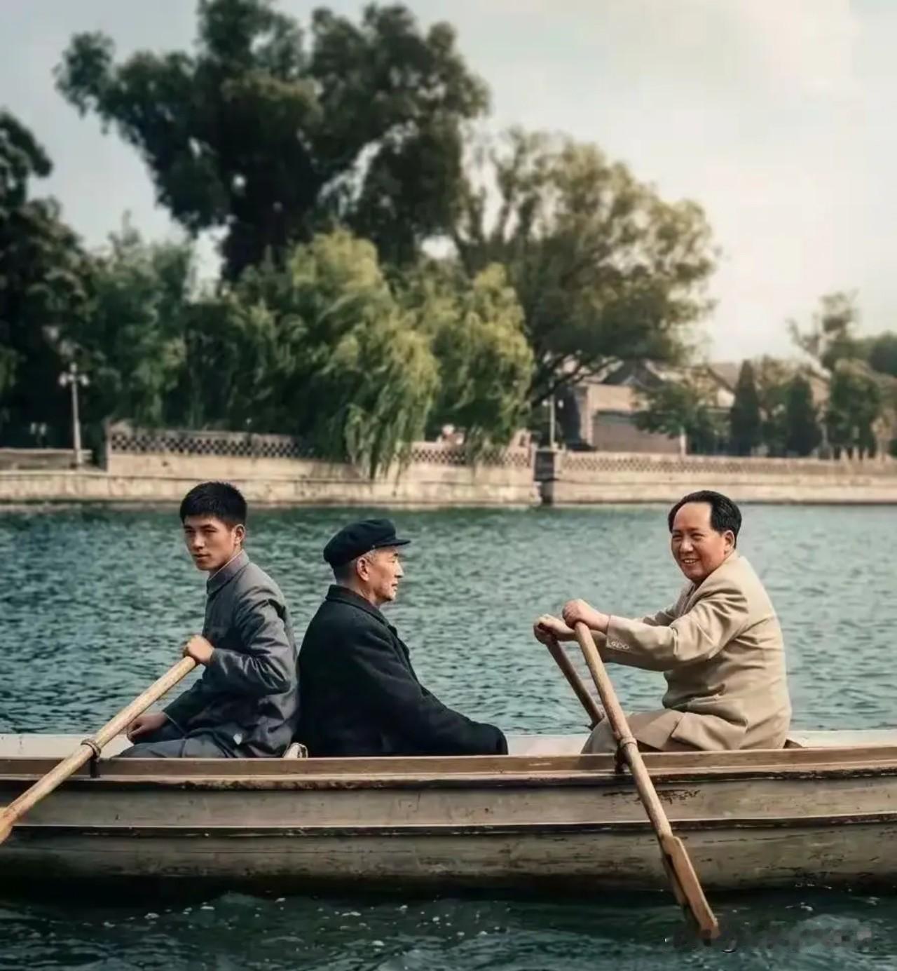 1952年秋，中南海湖面留下这张极具意义的珍贵合影。湖中木舟之上，毛主席亲手持桨