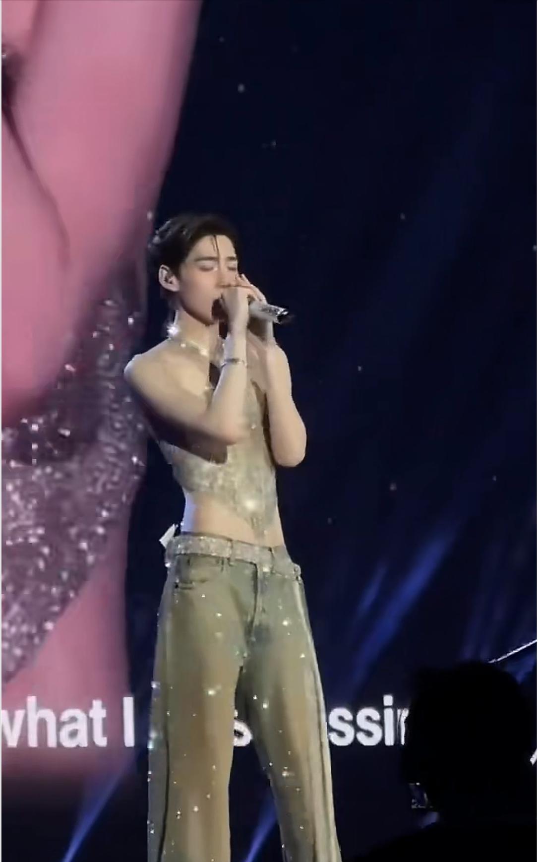 看到这一幕有点恍惚，一个男人装扮成这个样子公开演出，到底要给青少年怎样的影响和导
