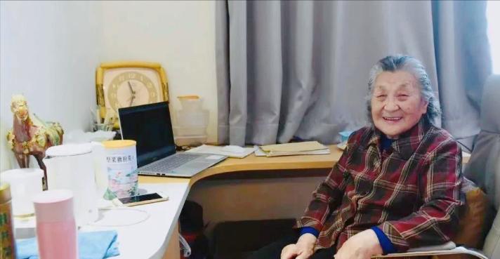 90岁奶奶揣着200多万拆迁款不买房，偏要每月花5000块住酒店，子女气得拍桌子