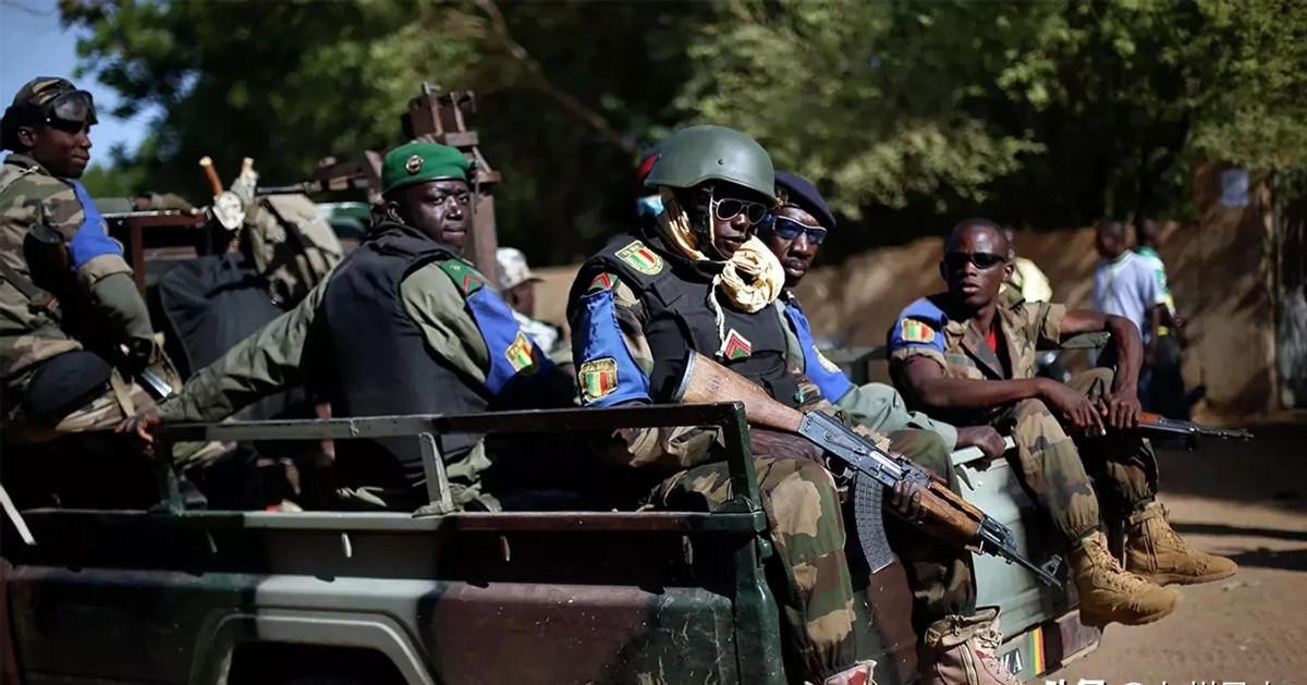 凌晨3点的卡蒂，一辆满载炸药的汽车疯狂撞向马里防长卡马拉将军的府邸。伴随一声震天