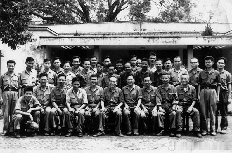1975年4月30日武元甲在中央军委大楼前与主要干部合影军事历史全触达