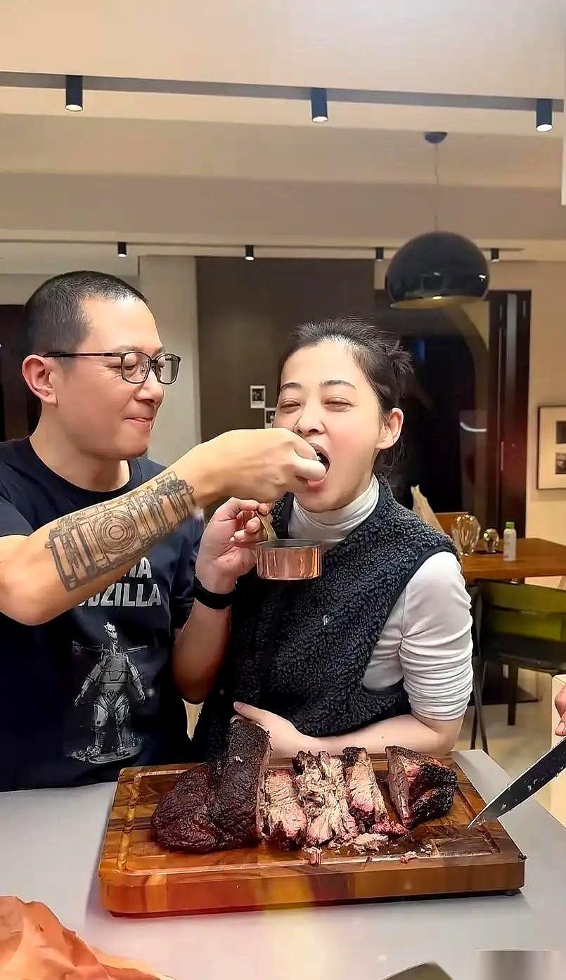 讲真，第一眼看到那条花臂，我心里“咯噔”一下。这大哥……不好惹吧？结果呢？