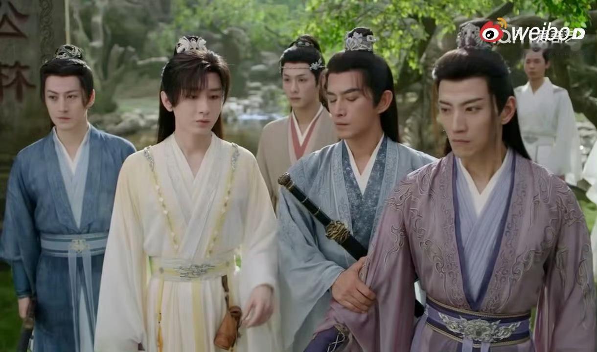 手上拿着台词本穿帮也就算了演员怎么也吊儿郎当的​​​