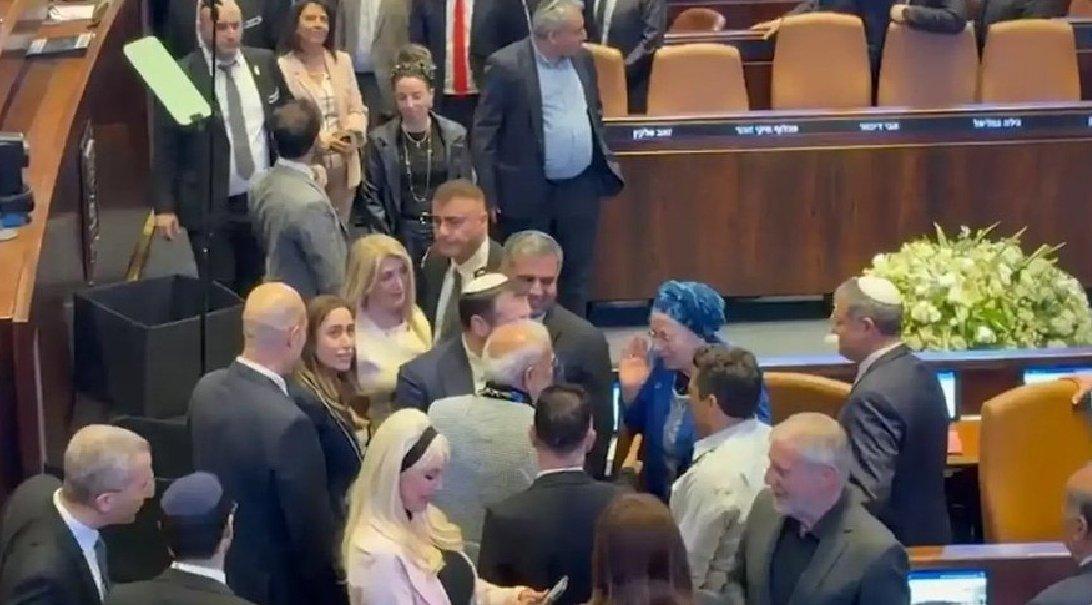 莫老仙的尴尬时刻！当地时间2月25日，莫老仙抵达以色列在该国议会受到高规格欢