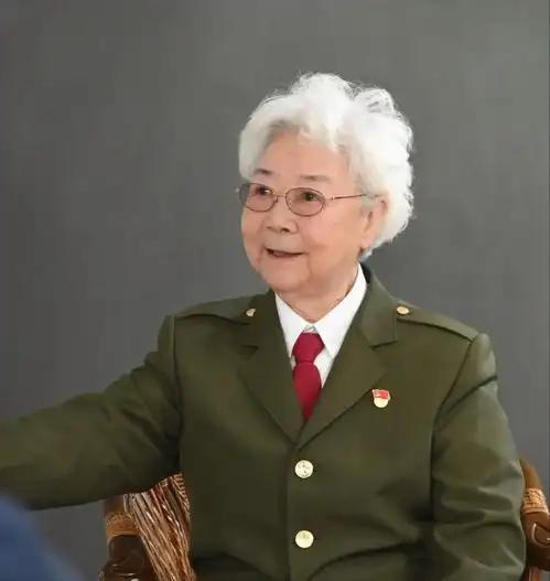 一位获得国家最高荣誉、月收入三万块的离休干部，却在87岁时为了家人的医疗费用，四