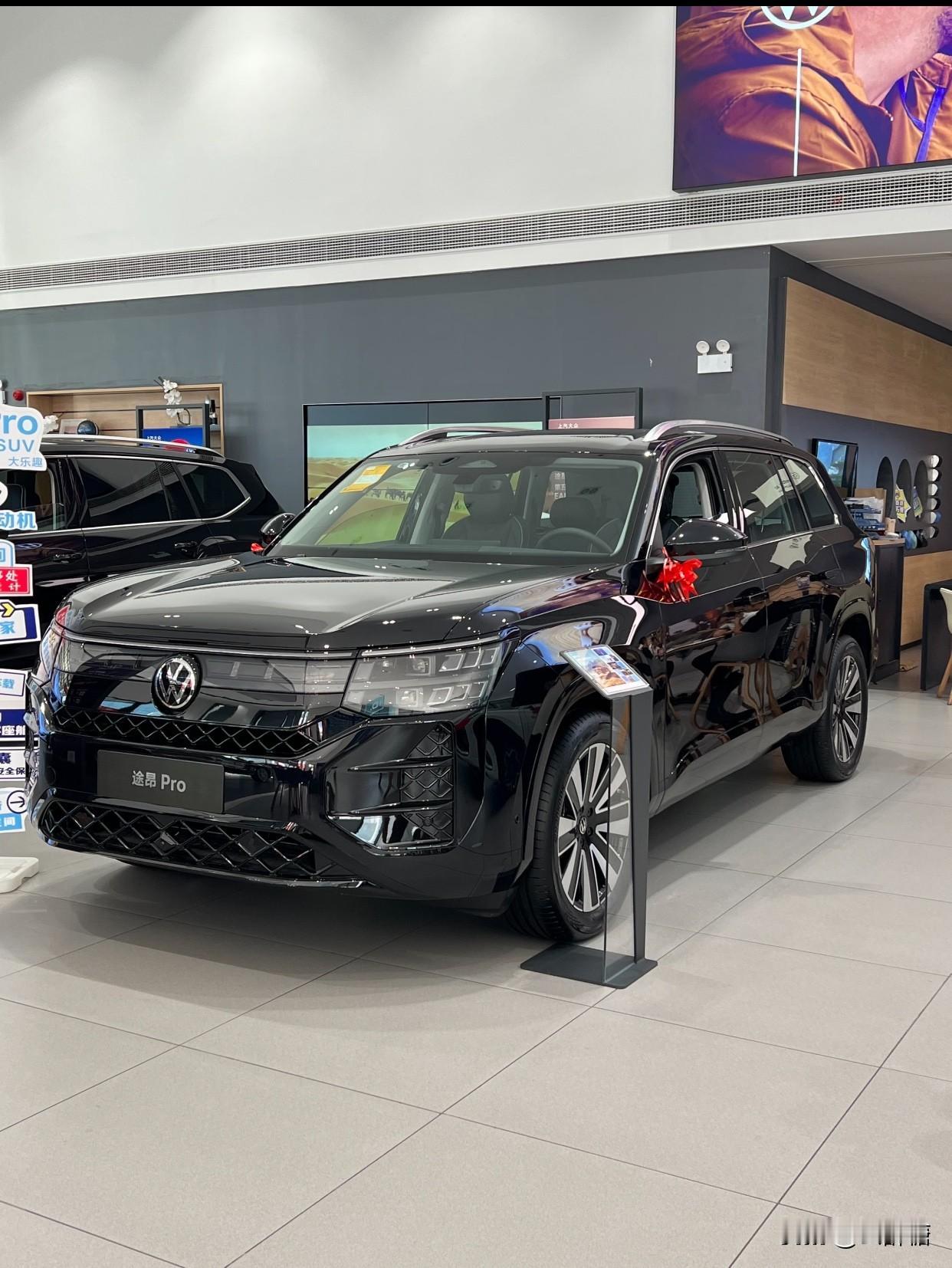 终于懂了！香港明星为啥都爱“保姆车”经常看到香港明星出行，必备空间巨大的“保