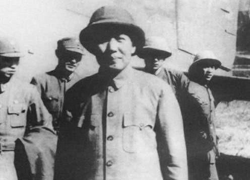 重庆谈判时，蒋介石为何放走毛主席？原因有两点，让他不得不放。1945年，一场吸引