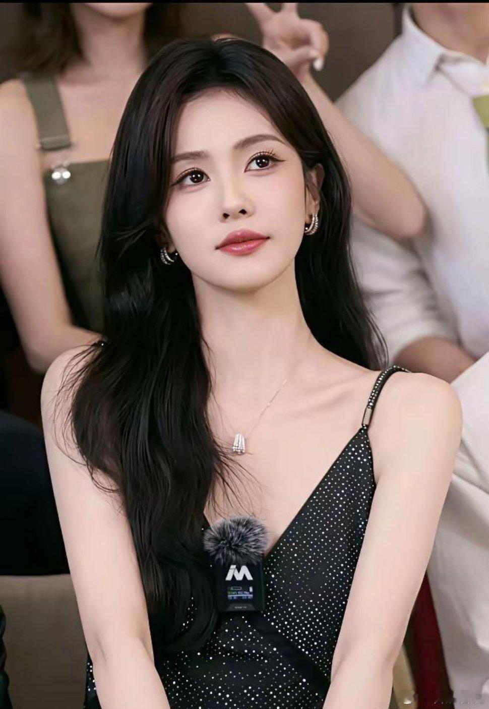 以后谁再跟你说白鹿是“无背景逆袭”，你让他别天真了。五年制大专，淘宝模特出身，听