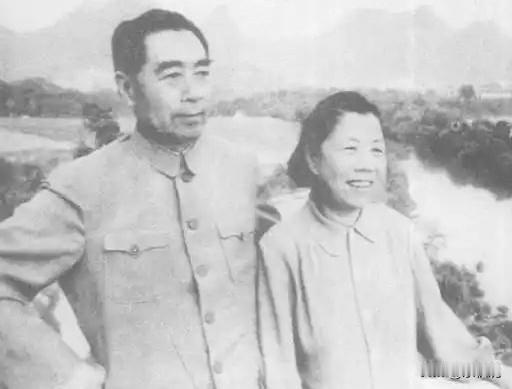 我总觉得每一张单人照的眼神都自带杀气，但是旁边一站位邓大姐就没了。气质没有人
