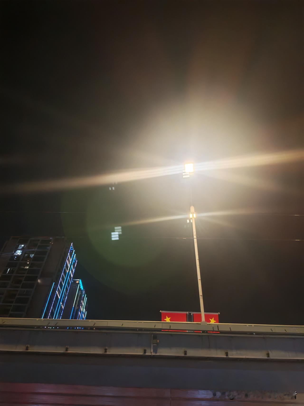 打到一辆网约车，来的却是一辆的士，开车大姐的白发让我破防了！前天打车去办事，