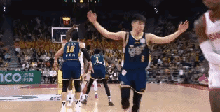 迪亚洛无球故意撞人，这么恶劣的明显带伤人动作的恶意犯规，裁判应该立即给与违体作为