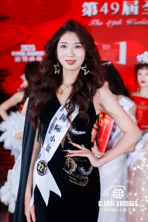 #安徽姑娘全球选美夺冠#【#选美冠军拒绝北上广回乡带货助农#】聚光灯下，身材高挑