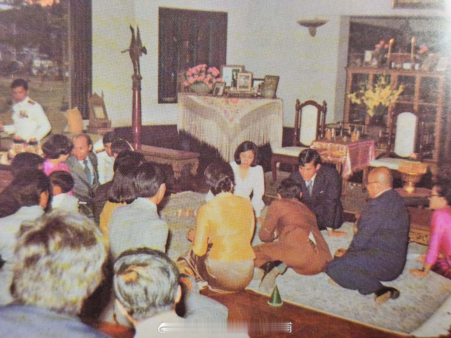 王室王室泰国王室暹罗往事“她的荣光转瞬即逝”老照片：1977年，新婚的狗哥和颂