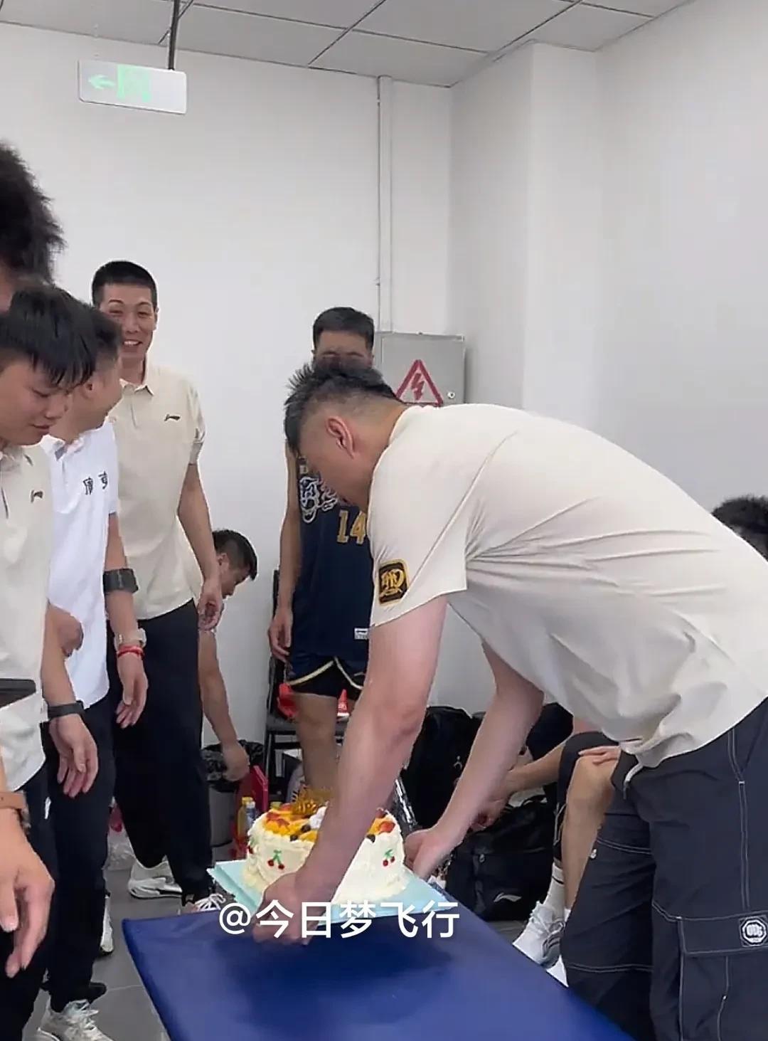 广东队为张文逸庆生，杜锋说：切一块出去到门口去砸！今天（8月8日）是张文逸26