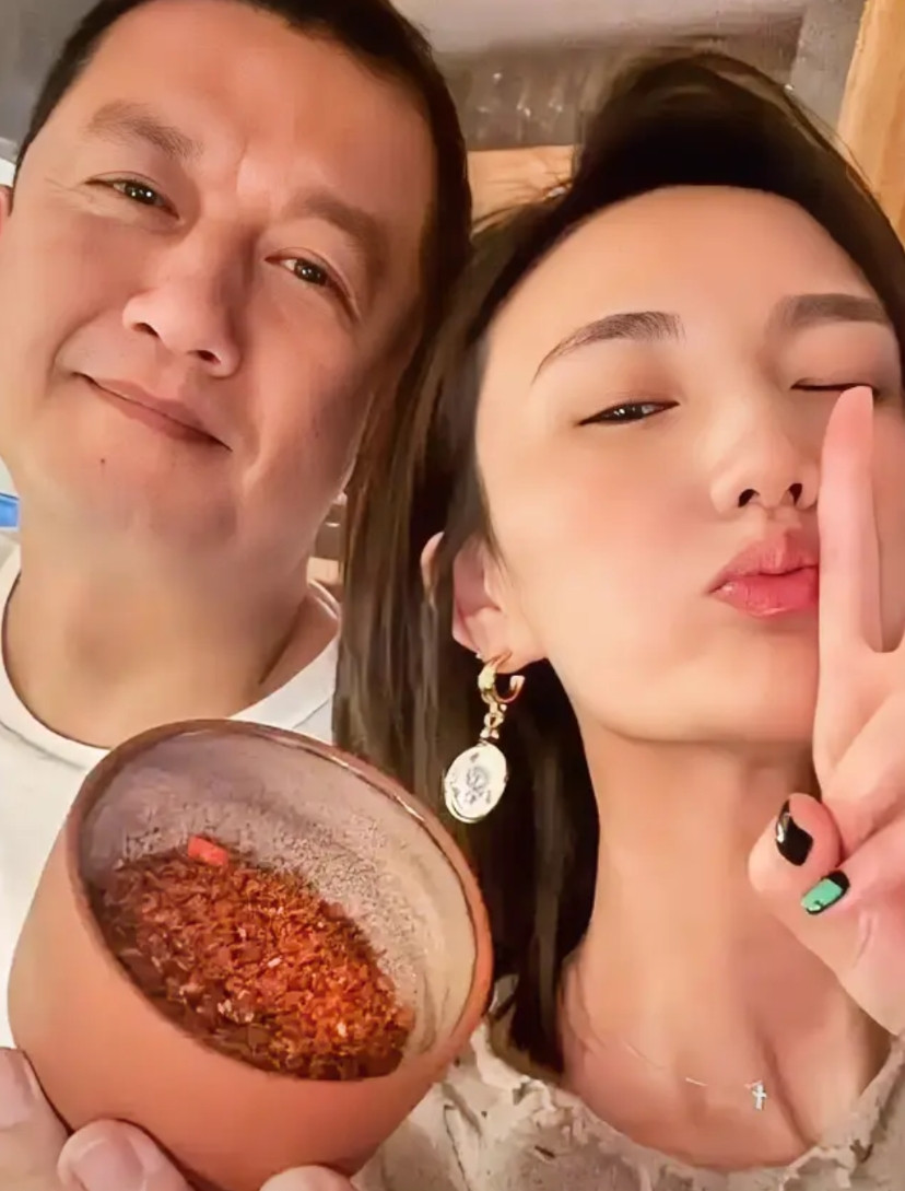 以前海哈金喜嫁给李亚鹏的时候，很多人质疑她是为了图钱。结果海哈金喜则强调“爱情无