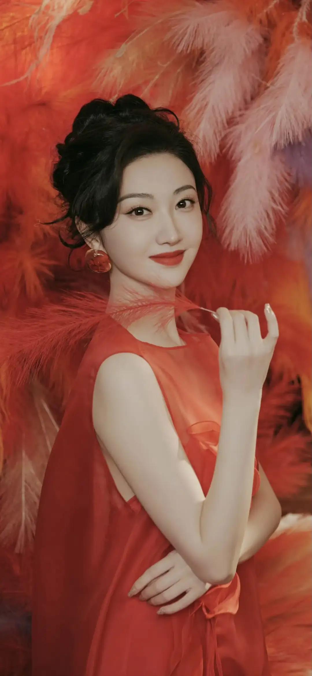 美女壁纸～景甜，红裙映暖光，笑意漫眉梢。景甜一袭热烈红裙，搭配复古盘发与明艳红唇