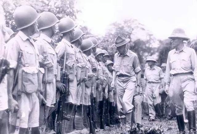 史迪威在印度组建驻印军时，基本上事必躬亲，严格把关，从根子上杜绝了贪污腐败，把援