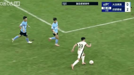 大连英博小将毛伟杰，这小子火气不小啊！中超第20轮，大连英博主场迎战成都蓉城，
