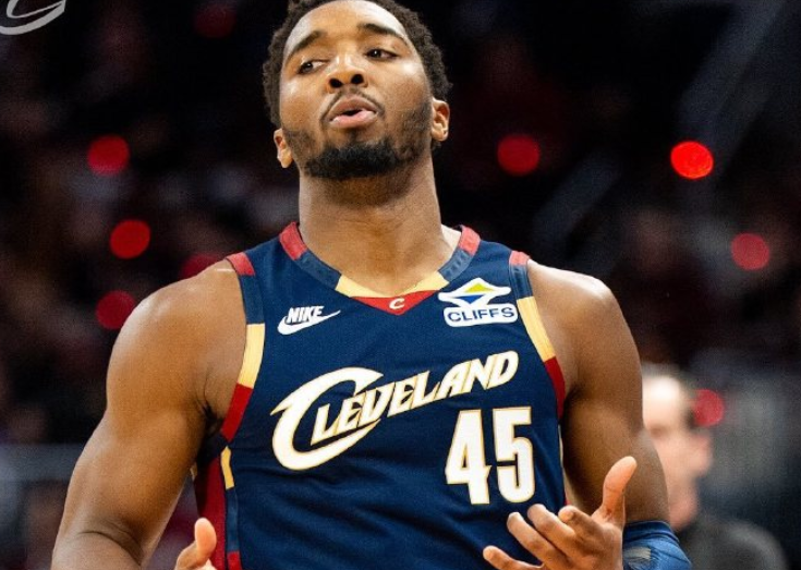 1分钟8分封神！米切尔上半场10中1变