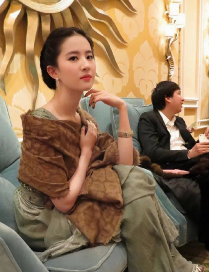 刘亦菲的这披肩好好看​​​