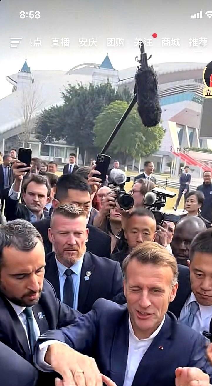 法国总统身边的保镖，估计这辈子没打过这么富裕的仗。眼前没有路，全是人。