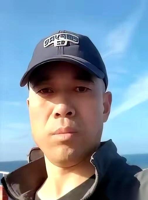 一个叫王锡得的49岁大厨，在一艘从香港开往舟山的货船上，人间蒸发了。6月6号早