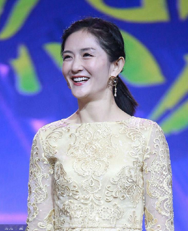 我不太认可谢娜主持转型成功。《快本》停播后，谢娜的主持之路就不太顺。产后复出没多