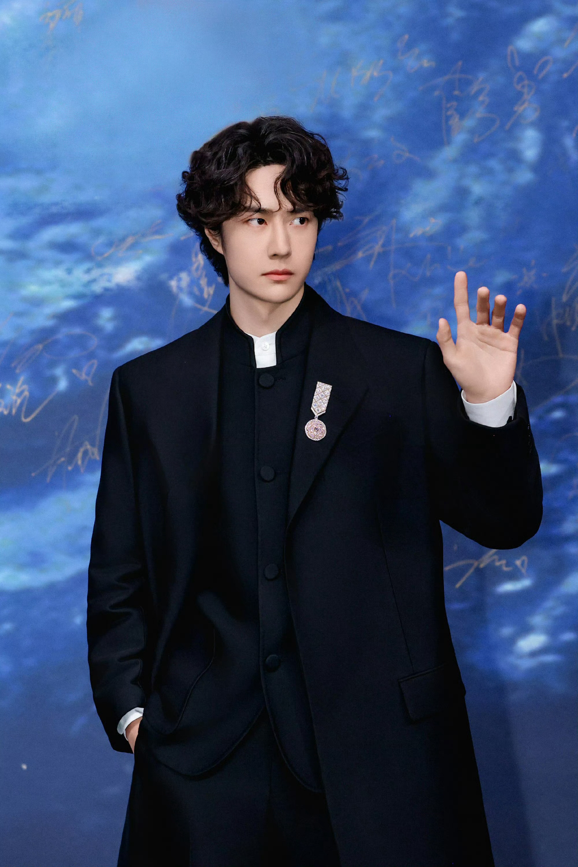 关于微博之夜艺人微指，有两个人需要特殊说一下——❶王一博，只是走了红毯，拿了个奖