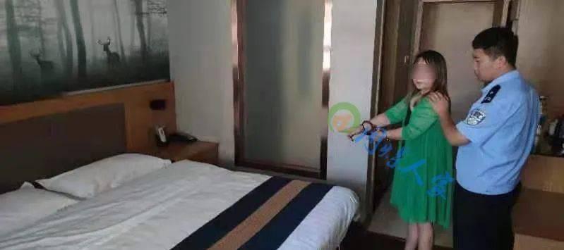 为什么抓我？一天夜里，老王在宾馆里被巡查的警察发现，与一卖淫女同居一室，把男女