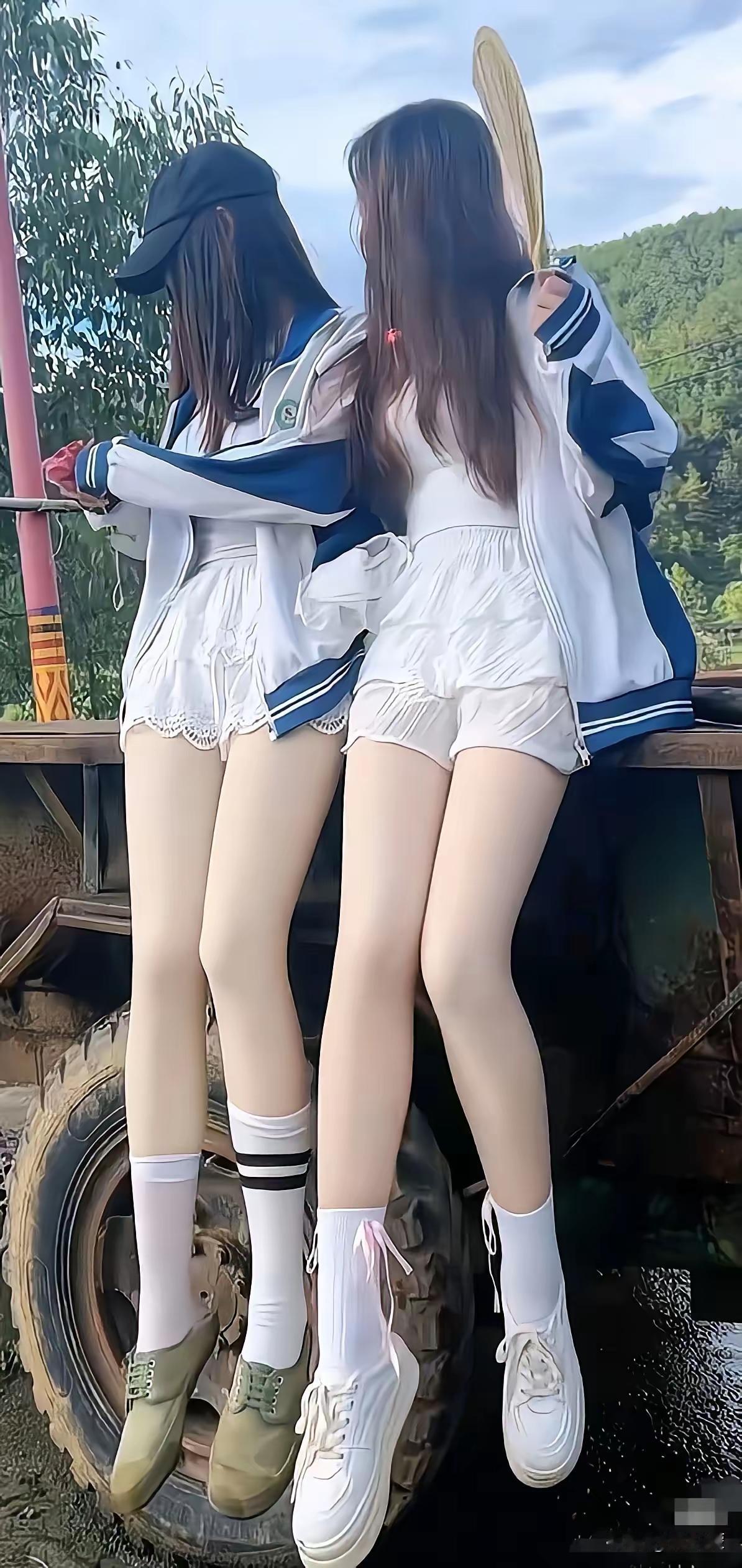 竹林深处话离愁，风中轻语两相投。竹间清幽梧桐叶上细雨少