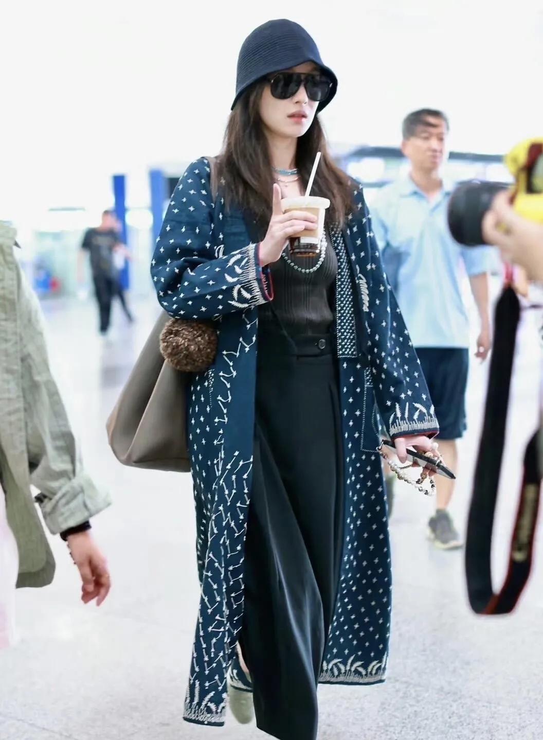 倪妮的穿搭，永远是越简单越高级。一件刺绣开衫，一条阔腿裤，就把松弛与文艺焊在了