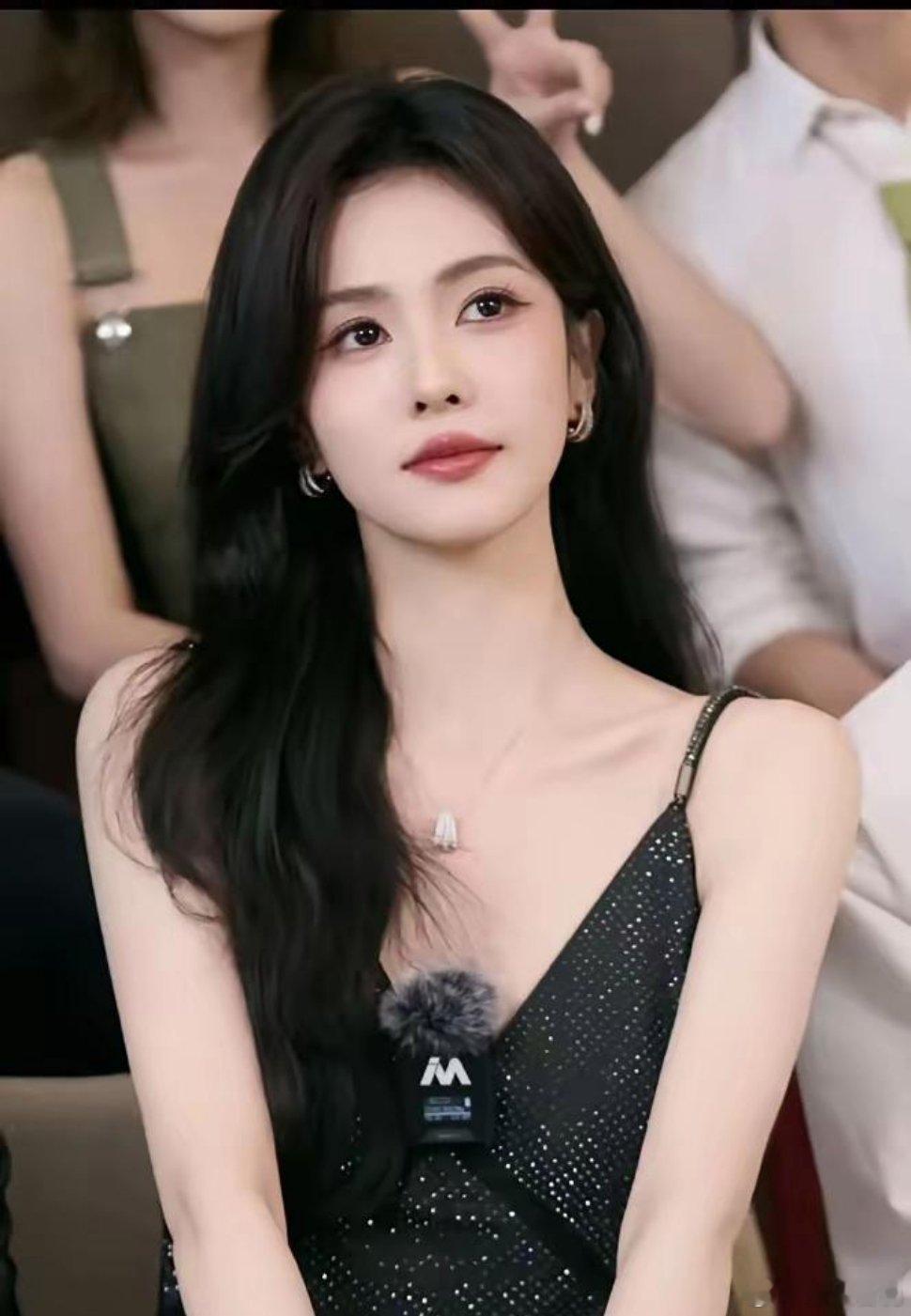 以后谁再跟你说白鹿是“无背景逆袭”，你让他别天真了。五年制大专，淘宝模特出身，