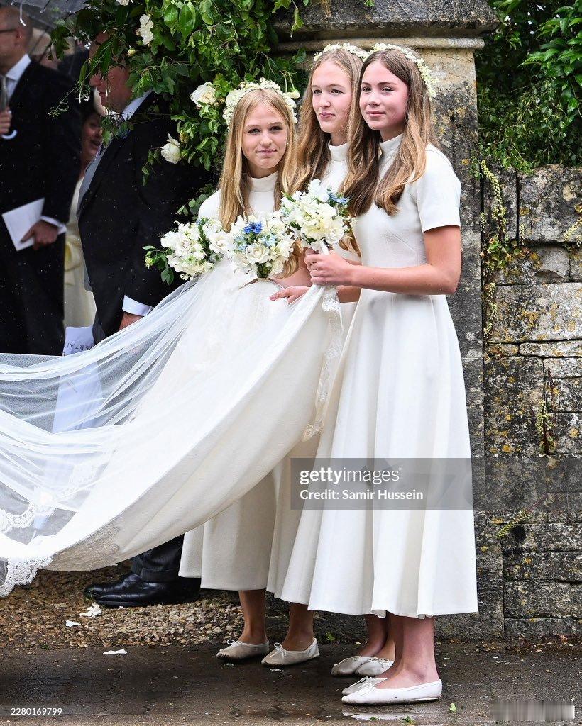 英国王室🇬🇧新娘哈丽特的婚纱来自EmiliaWickstead，王冠来自