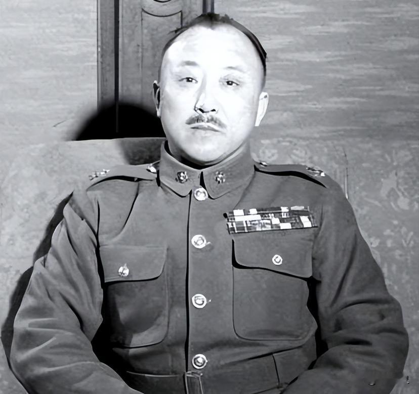 1950年，国民党上将卫立煌在香港街头闲逛，忽听身后有人喊：“这不是卫立煌吗？”