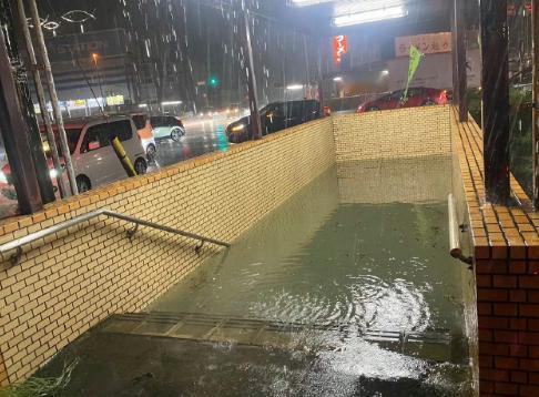 东京地铁被淹，网友：不是怪排水系统不行，却在夸水真清刷到东京地铁站被淹的视频，