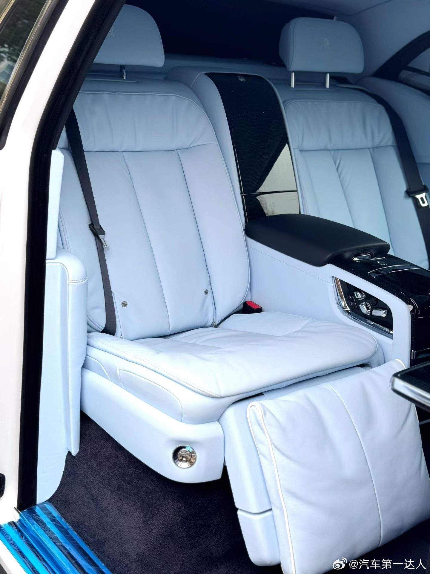 人生至境，是阅尽繁华仍守内心宁静。24年幻影8.5代加长，极地白外、稀缺查尔斯蓝