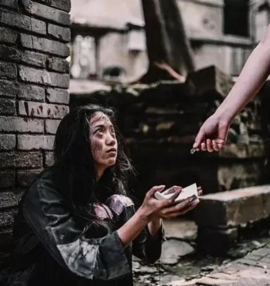 1977年，北京知青谢炳义买了两碗面递给乞丐女子，然而女子却寸步不离的跟