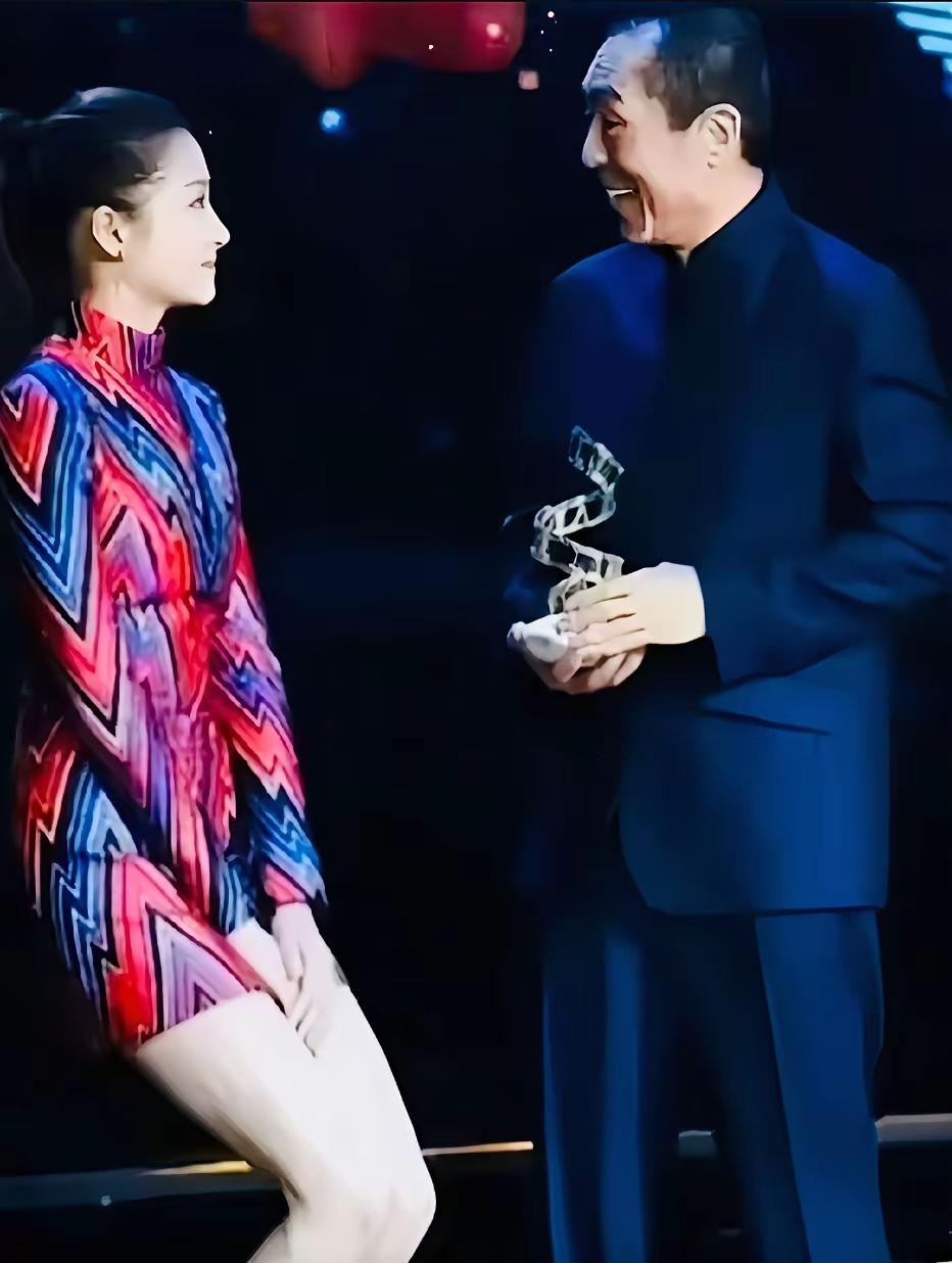 窈窕貌好看，知名见导演。完全出礼貌，方才屈膝站。
