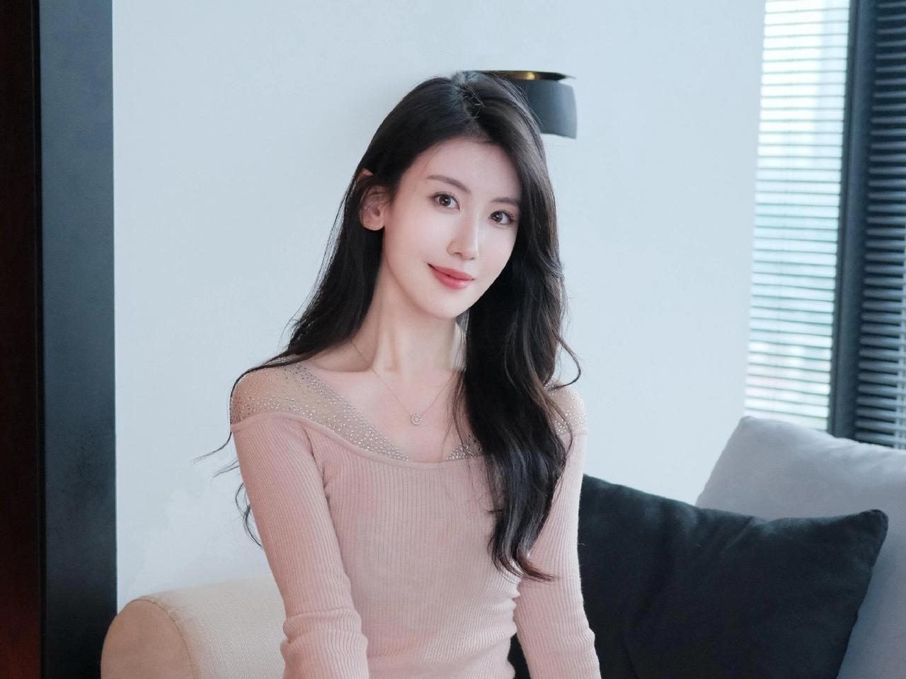 满庭芳·晴窗闲意晴窗光碎，纱帘风软，一室清宁如许。浅粉裁衣，珠钻轻镶肩畔