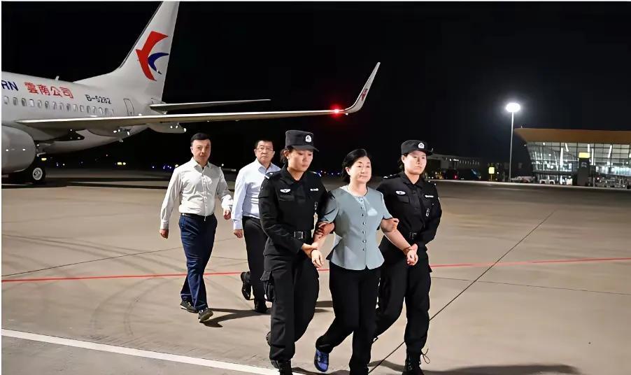 作为红通人员之一这样的人被引渡回国押解时，居然不上手铐？只是两个女特警掺扶