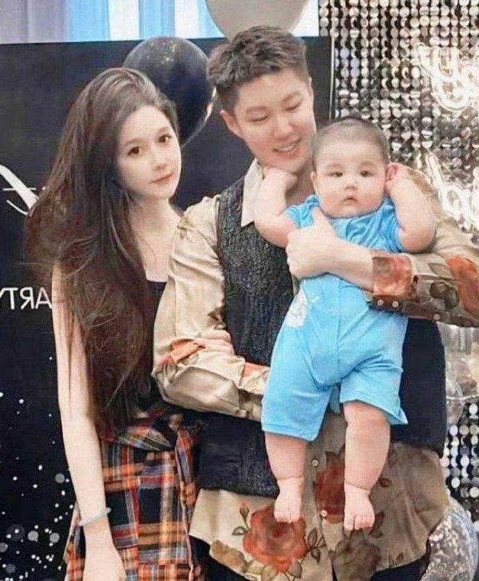 赵本山的女婿，球球的老公，长了个女人面相，孩子倒是挺可爱
