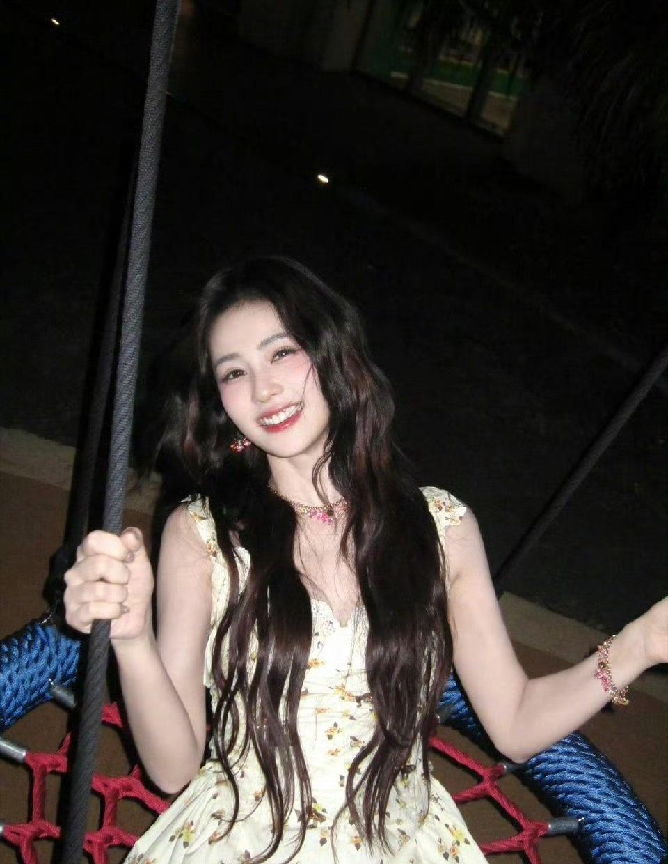 2026年3月29日，演员白鹿在个人微博发布“一秒入夏”主题写真，配文仅三个字，