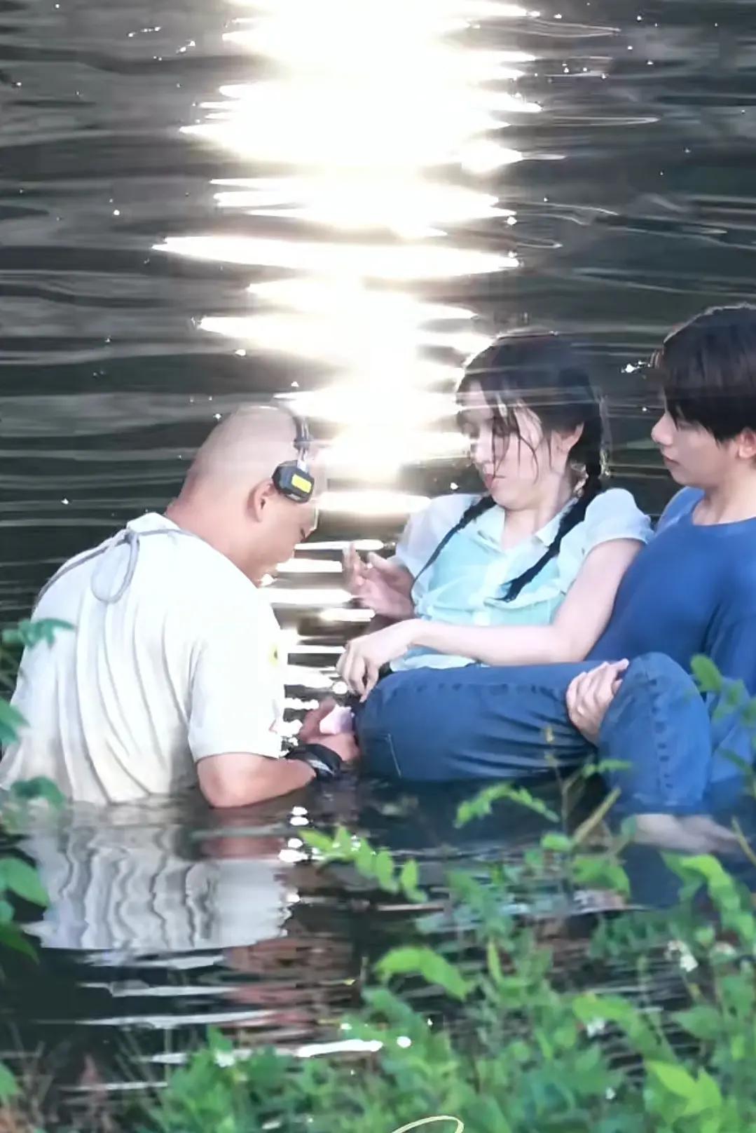 这也太搞笑了为什么裤子破了要在水里补